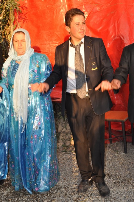 Yüksekova Güncel İmtiyaz Sahibi Cahit Yiğitin  kardeşi Hakim Yiğit yapılan görkemli bir törenle dünya evine girdi.