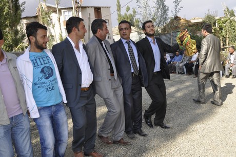 Yüksekova Güncel İmtiyaz Sahibi Cahit Yiğitin  kardeşi Hakim Yiğit yapılan görkemli bir törenle dünya evine girdi.