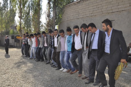 Yüksekova Güncel İmtiyaz Sahibi Cahit Yiğitin  kardeşi Hakim Yiğit yapılan görkemli bir törenle dünya evine girdi.