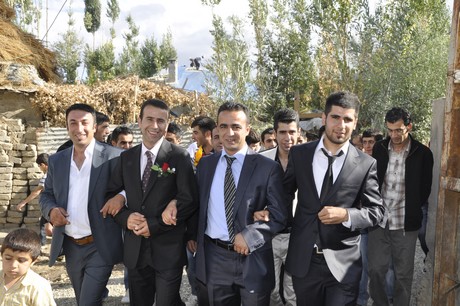 Yüksekova Güncel İmtiyaz Sahibi Cahit Yiğitin  kardeşi Hakim Yiğit yapılan görkemli bir törenle dünya evine girdi.