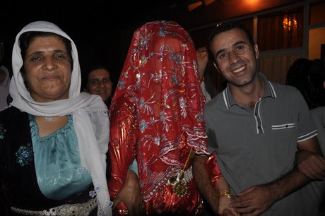 Yüksekova Güncel İmtiyaz Sahibi Cahit Yiğitin  kardeşi Hakim Yiğit yapılan görkemli bir törenle dünya evine girdi.