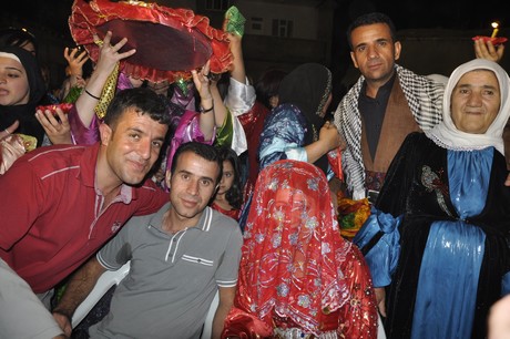 Yüksekova Güncel İmtiyaz Sahibi Cahit Yiğitin  kardeşi Hakim Yiğit yapılan görkemli bir törenle dünya evine girdi.