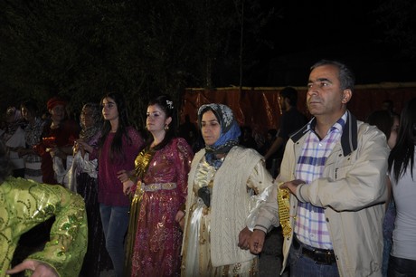 Yüksekova Güncel İmtiyaz Sahibi Cahit Yiğitin  kardeşi Hakim Yiğit yapılan görkemli bir törenle dünya evine girdi.