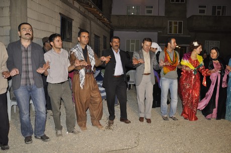 Yüksekova Güncel İmtiyaz Sahibi Cahit Yiğitin  kardeşi Hakim Yiğit yapılan görkemli bir törenle dünya evine girdi.