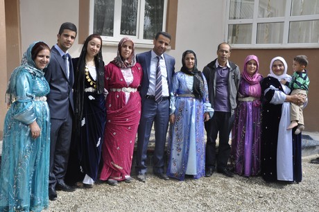 Yüksekova Güncel İmtiyaz Sahibi Cahit Yiğitin  kardeşi Hakim Yiğit yapılan görkemli bir törenle dünya evine girdi.