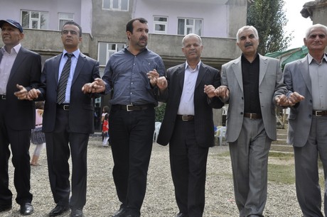 Yüksekova Güncel İmtiyaz Sahibi Cahit Yiğitin  kardeşi Hakim Yiğit yapılan görkemli bir törenle dünya evine girdi.