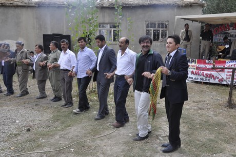 Yüksekova Güncel İmtiyaz Sahibi Cahit Yiğitin  kardeşi Hakim Yiğit yapılan görkemli bir törenle dünya evine girdi.