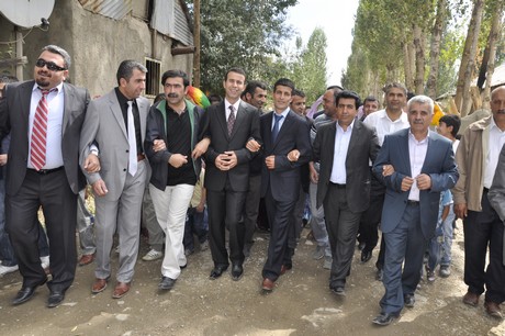 Yüksekova Güncel İmtiyaz Sahibi Cahit Yiğitin  kardeşi Hakim Yiğit yapılan görkemli bir törenle dünya evine girdi.