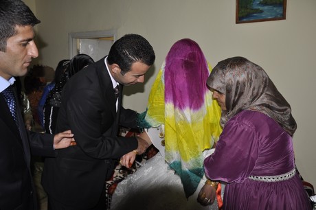 Yüksekova Güncel İmtiyaz Sahibi Cahit Yiğitin  kardeşi Hakim Yiğit yapılan görkemli bir törenle dünya evine girdi.