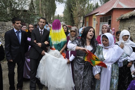 Yüksekova Güncel İmtiyaz Sahibi Cahit Yiğitin  kardeşi Hakim Yiğit yapılan görkemli bir törenle dünya evine girdi.