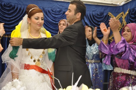 Yüksekova Güncel İmtiyaz Sahibi Cahit Yiğitin  kardeşi Hakim Yiğit yapılan görkemli bir törenle dünya evine girdi.