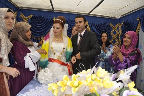 Yüksekova Güncel İmtiyaz Sahibi Cahit Yiğitin  kardeşi Hakim Yiğit yapılan görkemli bir törenle dünya evine girdi.