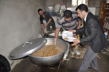Yüksekova Güncel İmtiyaz Sahibi Cahit Yiğitin  kardeşi Hakim Yiğit yapılan görkemli bir törenle dünya evine girdi.