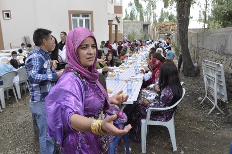 Yüksekova Güncel İmtiyaz Sahibi Cahit Yiğitin  kardeşi Hakim Yiğit yapılan görkemli bir törenle dünya evine girdi.