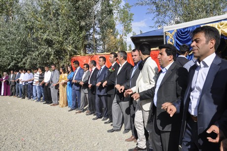 Yüksekova Güncel İmtiyaz Sahibi Cahit Yiğitin  kardeşi Hakim Yiğit yapılan görkemli bir törenle dünya evine girdi.