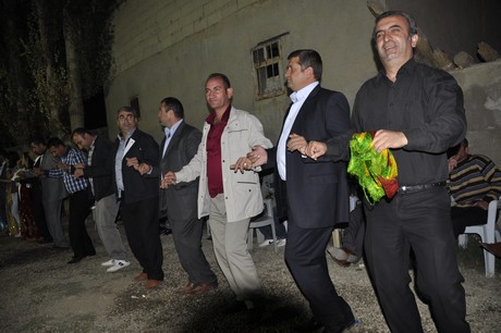 Yüksekova Güncel İmtiyaz Sahibi Cahit Yiğitin  kardeşi Hakim Yiğit yapılan görkemli bir törenle dünya evine girdi.