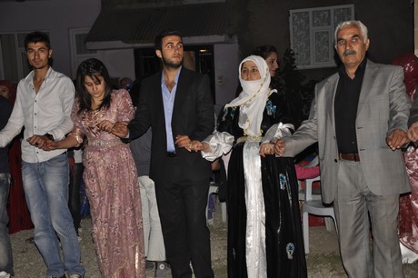 Yüksekova Güncel İmtiyaz Sahibi Cahit Yiğitin  kardeşi Hakim Yiğit yapılan görkemli bir törenle dünya evine girdi.