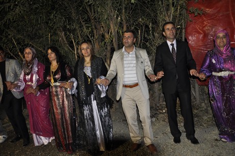 Yüksekova Güncel İmtiyaz Sahibi Cahit Yiğitin  kardeşi Hakim Yiğit yapılan görkemli bir törenle dünya evine girdi.