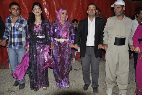 Yüksekova Güncel İmtiyaz Sahibi Cahit Yiğitin  kardeşi Hakim Yiğit yapılan görkemli bir törenle dünya evine girdi.