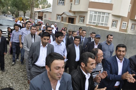 Yüksekova Güncel İmtiyaz Sahibi Cahit Yiğitin  kardeşi Hakim Yiğit yapılan görkemli bir törenle dünya evine girdi.