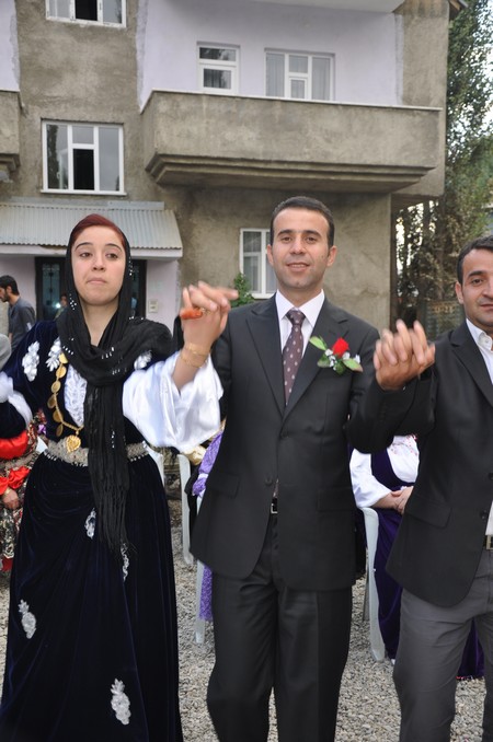 Yüksekova Güncel İmtiyaz Sahibi Cahit Yiğitin  kardeşi Hakim Yiğit yapılan görkemli bir törenle dünya evine girdi.