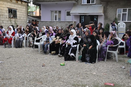 Yüksekova Güncel İmtiyaz Sahibi Cahit Yiğitin  kardeşi Hakim Yiğit yapılan görkemli bir törenle dünya evine girdi.