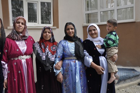 Yüksekova Güncel İmtiyaz Sahibi Cahit Yiğitin  kardeşi Hakim Yiğit yapılan görkemli bir törenle dünya evine girdi.