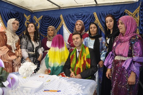 Yüksekova Güncel İmtiyaz Sahibi Cahit Yiğitin  kardeşi Hakim Yiğit yapılan görkemli bir törenle dünya evine girdi.