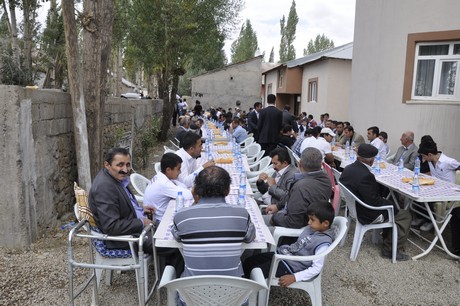 Yüksekova Güncel İmtiyaz Sahibi Cahit Yiğitin  kardeşi Hakim Yiğit yapılan görkemli bir törenle dünya evine girdi.