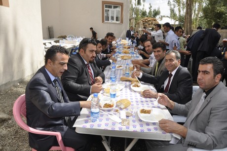 Yüksekova Güncel İmtiyaz Sahibi Cahit Yiğitin  kardeşi Hakim Yiğit yapılan görkemli bir törenle dünya evine girdi.