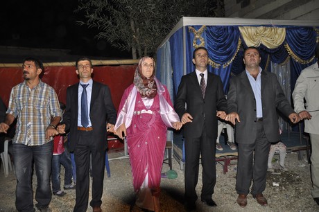 Yüksekova Güncel İmtiyaz Sahibi Cahit Yiğitin  kardeşi Hakim Yiğit yapılan görkemli bir törenle dünya evine girdi.