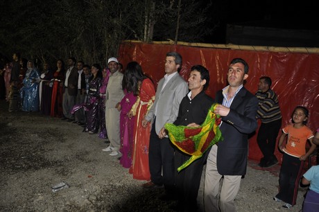 Yüksekova Güncel İmtiyaz Sahibi Cahit Yiğitin  kardeşi Hakim Yiğit yapılan görkemli bir törenle dünya evine girdi.