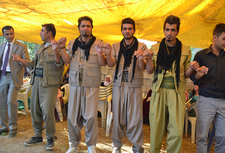 Hakkari'nin Yüksekova ilçesinde 02-10.2011 Ekim Dünya evine giren bazı çiftlerimizi sizler için sayfamıza taşıdık. Yüksekova Güncel ailesi olarak tüm çiftlerimize mutluluklar dileriz.