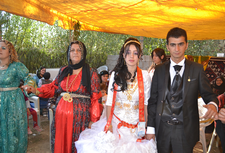 Hakkari'nin Yüksekova ilçesinde 02-10.2011 Ekim Dünya evine giren bazı çiftlerimizi sizler için sayfamıza taşıdık. Yüksekova Güncel ailesi olarak tüm çiftlerimize mutluluklar dileriz.