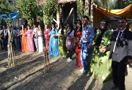 Hakkari'nin Yüksekova ilçesinde 02-10.2011 Ekim Dünya evine giren bazı çiftlerimizi sizler için sayfamıza taşıdık. Yüksekova Güncel ailesi olarak tüm çiftlerimize mutluluklar dileriz.