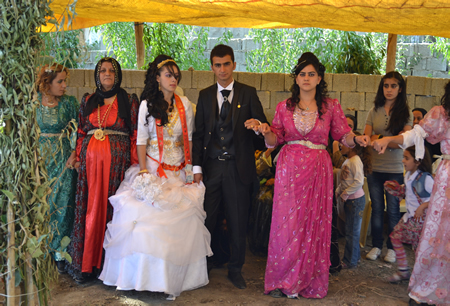 Hakkari'nin Yüksekova ilçesinde 02-10.2011 Ekim Dünya evine giren bazı çiftlerimizi sizler için sayfamıza taşıdık. Yüksekova Güncel ailesi olarak tüm çiftlerimize mutluluklar dileriz.