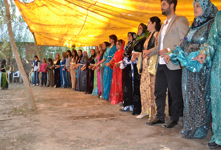 Hakkari'nin Yüksekova ilçesinde 02-10.2011 Ekim Dünya evine giren bazı çiftlerimizi sizler için sayfamıza taşıdık. Yüksekova Güncel ailesi olarak tüm çiftlerimize mutluluklar dileriz.