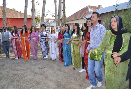 Hakkari'nin Yüksekova ilçesinde 02-10.2011 Ekim Dünya evine giren bazı çiftlerimizi sizler için sayfamıza taşıdık. Yüksekova Güncel ailesi olarak tüm çiftlerimize mutluluklar dileriz.