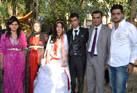 Hakkari'nin Yüksekova ilçesinde 02-10.2011 Ekim Dünya evine giren bazı çiftlerimizi sizler için sayfamıza taşıdık. Yüksekova Güncel ailesi olarak tüm çiftlerimize mutluluklar dileriz.