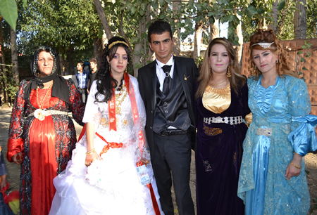 Hakkari'nin Yüksekova ilçesinde 02-10.2011 Ekim Dünya evine giren bazı çiftlerimizi sizler için sayfamıza taşıdık. Yüksekova Güncel ailesi olarak tüm çiftlerimize mutluluklar dileriz.