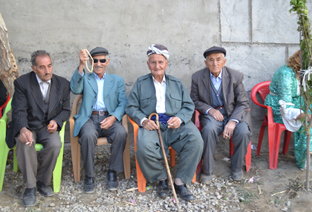 Hakkari'nin Yüksekova ilçesinde 02-10.2011 Ekim Dünya evine giren bazı çiftlerimizi sizler için sayfamıza taşıdık. Yüksekova Güncel ailesi olarak tüm çiftlerimize mutluluklar dileriz.