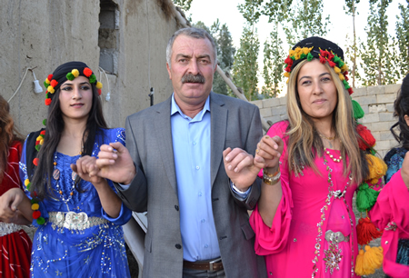 Hakkari'nin Yüksekova ilçesinde 02-10.2011 Ekim Dünya evine giren bazı çiftlerimizi sizler için sayfamıza taşıdık. Yüksekova Güncel ailesi olarak tüm çiftlerimize mutluluklar dileriz.