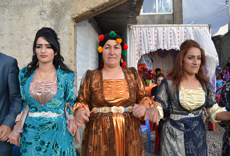 Hakkari'nin Yüksekova ilçesinde 02-10.2011 Ekim Dünya evine giren bazı çiftlerimizi sizler için sayfamıza taşıdık. Yüksekova Güncel ailesi olarak tüm çiftlerimize mutluluklar dileriz.