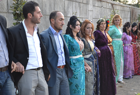 Hakkari'nin Yüksekova ilçesinde 02-10.2011 Ekim Dünya evine giren bazı çiftlerimizi sizler için sayfamıza taşıdık. Yüksekova Güncel ailesi olarak tüm çiftlerimize mutluluklar dileriz.