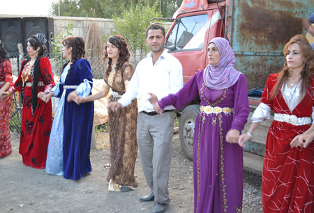 Hakkari'nin Yüksekova ilçesinde 02-10.2011 Ekim Dünya evine giren bazı çiftlerimizi sizler için sayfamıza taşıdık. Yüksekova Güncel ailesi olarak tüm çiftlerimize mutluluklar dileriz.