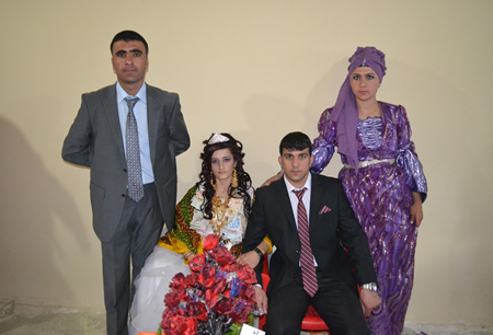 Hakkari'nin Yüksekova ilçesinde 02-10.2011 Ekim Dünya evine giren bazı çiftlerimizi sizler için sayfamıza taşıdık. Yüksekova Güncel ailesi olarak tüm çiftlerimize mutluluklar dileriz.