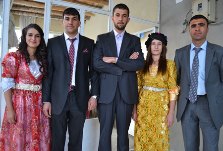 Hakkari'nin Yüksekova ilçesinde 02-10.2011 Ekim Dünya evine giren bazı çiftlerimizi sizler için sayfamıza taşıdık. Yüksekova Güncel ailesi olarak tüm çiftlerimize mutluluklar dileriz.