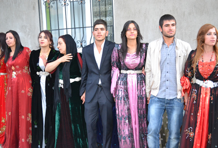 Hakkari'nin Yüksekova ilçesinde 02-10.2011 Ekim Dünya evine giren bazı çiftlerimizi sizler için sayfamıza taşıdık. Yüksekova Güncel ailesi olarak tüm çiftlerimize mutluluklar dileriz.