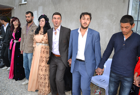 Hakkari'nin Yüksekova ilçesinde 02-10.2011 Ekim Dünya evine giren bazı çiftlerimizi sizler için sayfamıza taşıdık. Yüksekova Güncel ailesi olarak tüm çiftlerimize mutluluklar dileriz.