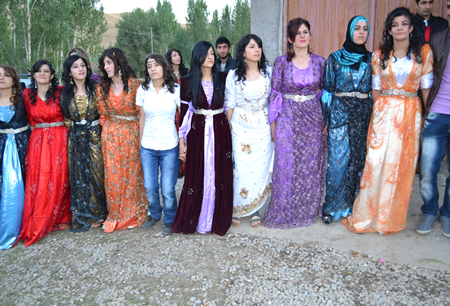 Hakkari'nin Yüksekova ilçesinde 02-10.2011 Ekim Dünya evine giren bazı çiftlerimizi sizler için sayfamıza taşıdık. Yüksekova Güncel ailesi olarak tüm çiftlerimize mutluluklar dileriz.